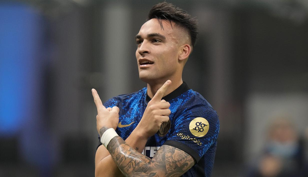 Lautaro Martinez. Striker Inter Milan asal Argentina berusia 24 tahun yang kini memasuki musim keempatnya bersama Nerazzurri telah mencetak 11 gol hingga akhir tahun di Liga Italia. Ketajamannya mengantar Inter Milan menempati posisi puncak klasemen sementara. (AP/Luca Bruno)