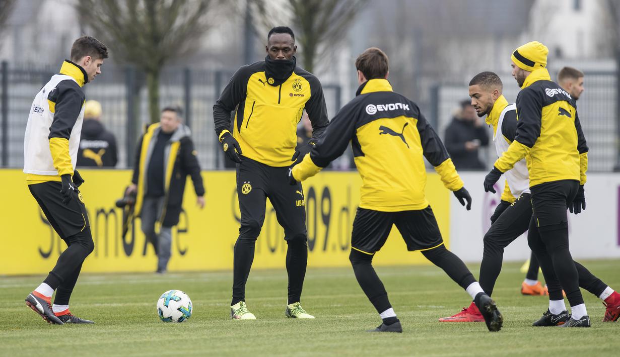 Gaya Usain Bolt saat saat berlatih umpan pendek berama para pemain Borussia Dortmund di Dortmund, Jerman, (23/3/2018). Bolt pensiun dari dunia atletik usai Kejuaraan Dunia 2017. (Guido Kirchner/dpa via AP)