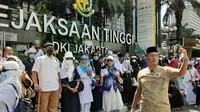 Massa Reuni 212 berkumpul di sekitar Gedung Kejati DKI Jakarta, Jalan MH Thamrin, Jakarta Pusat, Kamis (2/12/2021). (Liputan6.com/Yopi Makdori)