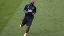 Gelandang Barcelona, Arturo Vidal melakukan pemanasan selama sesi latihan di stadion Da Luz, Lisbon, Portugal (13/8/2020). Barcelona akan bertanding melawan Bayern Munchen pada perempat final Liga Champions di Estadio da Luz.  (Rafael Marchante/Pool via AP)