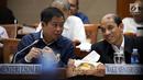 Menteri ESDM, Ignasius Jonan (tengah) didampingi Wakil Menteri ESDM, Arcandra Tahar (kanan) saat rapat kerja dengan Komisi VII di Gedung Parlemen, Senayan, Jakarta, Rabu (28/8/2019). Komisi VII DPR RI memanggil Menteri ESDM untuk membahas asumsi makro sektor ESDM. (Liputan6.com/Johan Tallo)