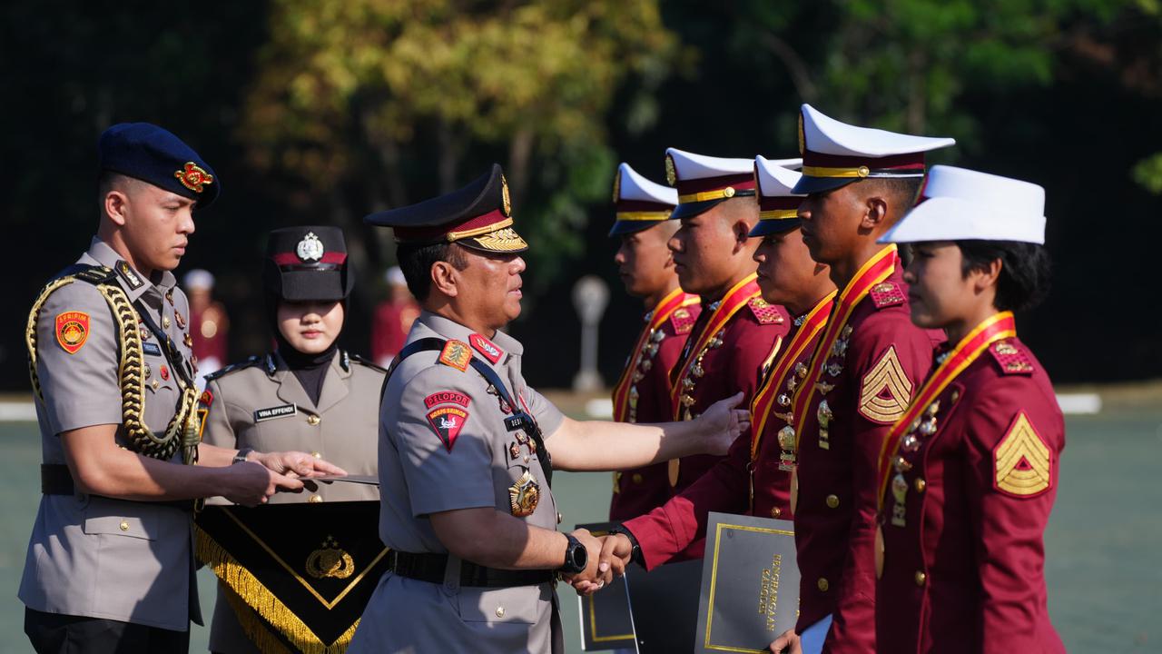 Wakapolri Komjen Dedi Prasetyo pimpin Upacara Penutupan Pendidikan Polri di Lapangan Bhayangkara, Akademi Kepolisian, Semarang, Jumat (10/7).