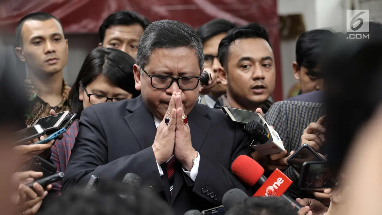 Bicara Soal Azwar Anas, Sekjen PDIP Keluarkan Air Mata