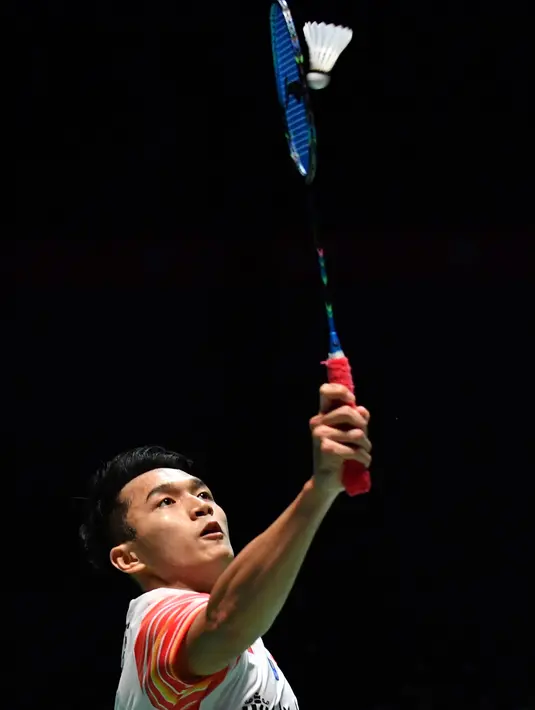 Tunggal putra Indonesia, Jonatan Christie mengembalikan kok ke tunggal putra Denmark, Anders Antonsen pada babak perempat final Jepang Terbuka 2019 di Tokyo, Jumat (26/7/2019). Jonatan Christie lolos ke semifinal setelah menang dua gim langsung 21-12, 21-14. (TOSHIFUMI KITAMURA/AFP)
