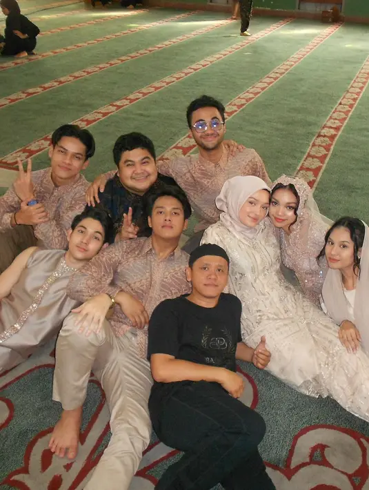 Fadi Alaydrus sendiri tampil mengenakan setelan busana pengantin pria dengan warna cokelat keemasan yang serasi. Bagaimana menurutmu penampilan Naura Ayu di sini, Sahabat FIMELA? [Foto: Instagram/naura.ayu]