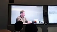 Macduff Hughes, Engineering Director Google Translate saat berbincang dengan awak media melalui video conference di Jakarta, Kamis (27/4/2017). (Liputan6.com/Agustinus M Damar)