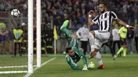 Aksi pemain Juventus, Medhi Benatia saat membobol gawang Gianluigi Donnarumma pada final Coppa Italia di Rome Olympic stadium, (9/5/2018). Juventus menang 4-0. (AP/Gregorio Borgia)