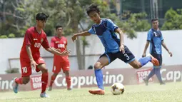 Pemain Unitomo Surabaya menggirng bola saat pertandingan melawan UMM Malang pada laga Torabika Campus Cup 2017 di Stadion Universitas Negeri Malang, Rabu, (01/11/2017). UMM menang adu penalti 4-3 atas Unitomo. (Bola.com/M Iqbal Ichsan)