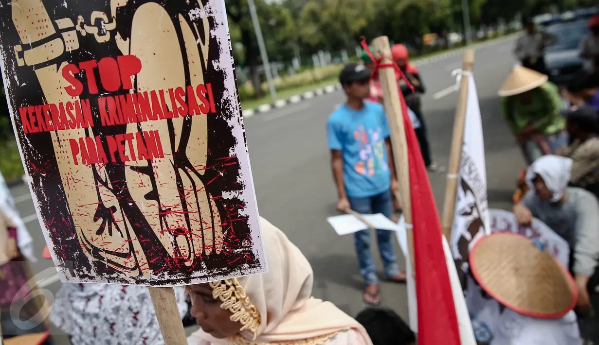 Peserta aksi membawa spanduk bertuliskan "Stop Kekerasan Kriminalisasi Pada Petani' di depan Mahkamah Agung, Jakarta, Kamis (2/6/2016). Dalam aksinya, massa menuntut pemerintahan Jokowi untuk menyelesaikan konflik Agraria. (Liputan6.com/Faizal Fanani)