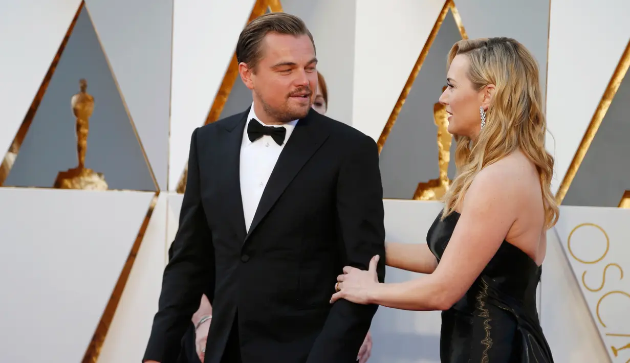 Kate Winslet, nominator kategori Best Supporting Actress, memegangi lengan Leonardo DiCaprio, nominator kategori Best Actor, ketika tiba di di red carpet Piala Oscar 2016 di Dolby Theatre, Hollywood, California, Minggu (28/2). (REUTERS/Lucy Nicholson)