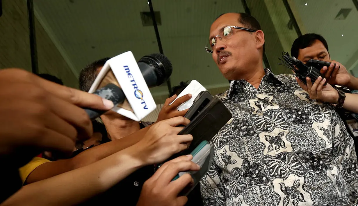 Usai diperiksa KPK, Janedri Mahili Gaffar disambut kerumunan awak media yang sudah menunggunya, Jakarta, (22/10/14). (Liputan6.com/Miftahul Hayat)