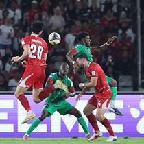 Gol keempat lahir pada menit ke-75 melalui Mauro Zijlstra. Tampak dalam foto, bek Timnas Indonesia, Elkan Baggott (tengah) berusaha mengamankan bola atas saat melawan Saint Kitts and Nevis pada ajang FIFA Series 2026 di Stadion Utama Gelora Bung Karno (SUGBK), Jumat (27/3/2026) malam WIB. (Bola.com/M. Iqbal Ichsan)