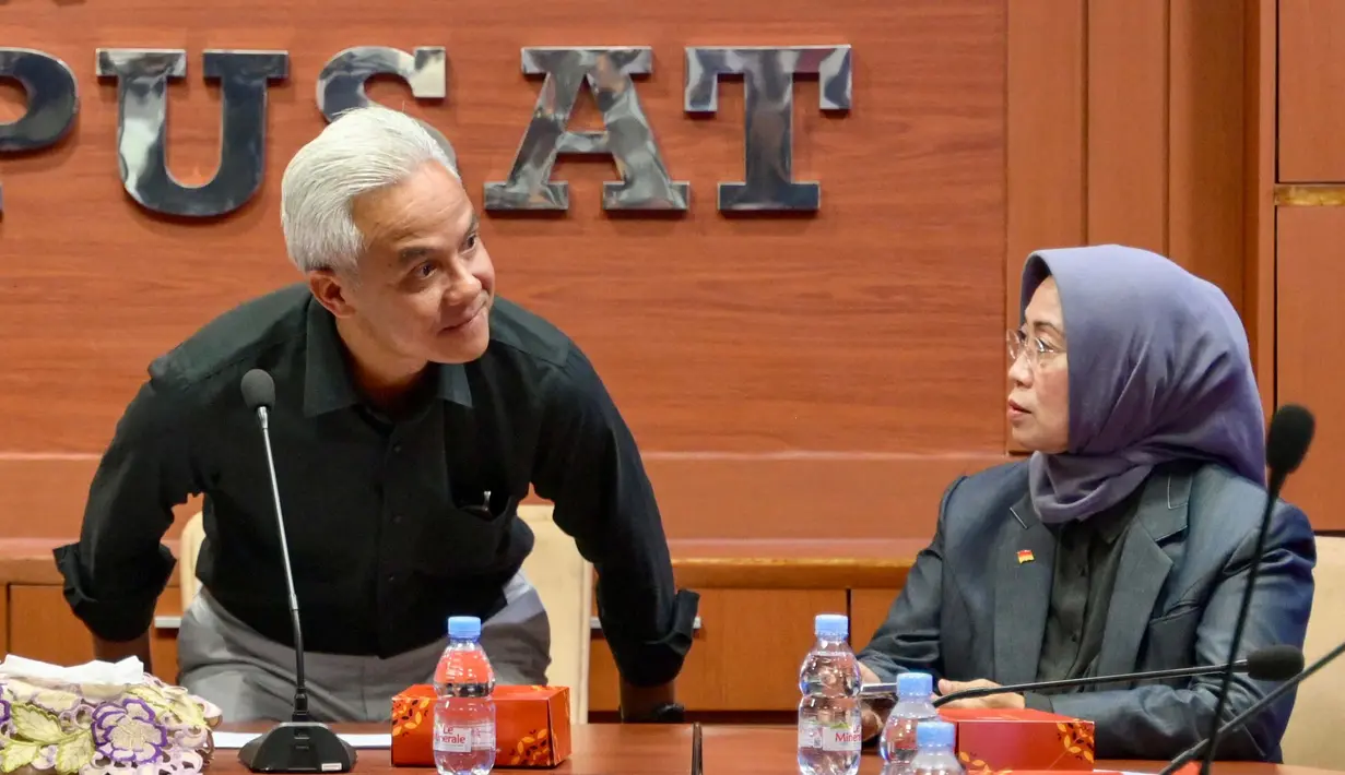 PWI menggelar dialog bertajuk Pers dan Capres yang menghadirkan Ganjar Pranowo untuk membahas gagasannya terkait kemerdekaan pers di Indonesia. (BAY ISMOYO/AFP)