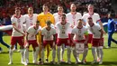 Para pemain starting XI Timnas Polandia berfoto bersama jelang dimulainya laga Grup D Euro 2024 menghadapi Timnas Belanda di Volksparkstadion, Hamburg, Jerman, Minggu (16/6/2024). (AP Photo/Ebrahim Noroozi)