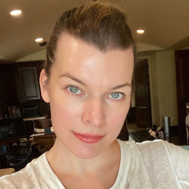 Milla Jovovich sebagai Natalie Artemis dalam Monster Hunter. (Foto: Instagram @millajovovich)