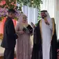 Majikan Asal Arab Saudi Rela datang Menghadiri Asisten Rumah Tangganya di Indonesia dan Berikan Emas serta Uang Rp42 Juta. (dok. @GoldenDose/X/https://twitter.com/GoldenDose/status/1789617203815326000?t=iQCknEMIylE-LiosLPJVqw&s=19/Putri Astrian Surahman)