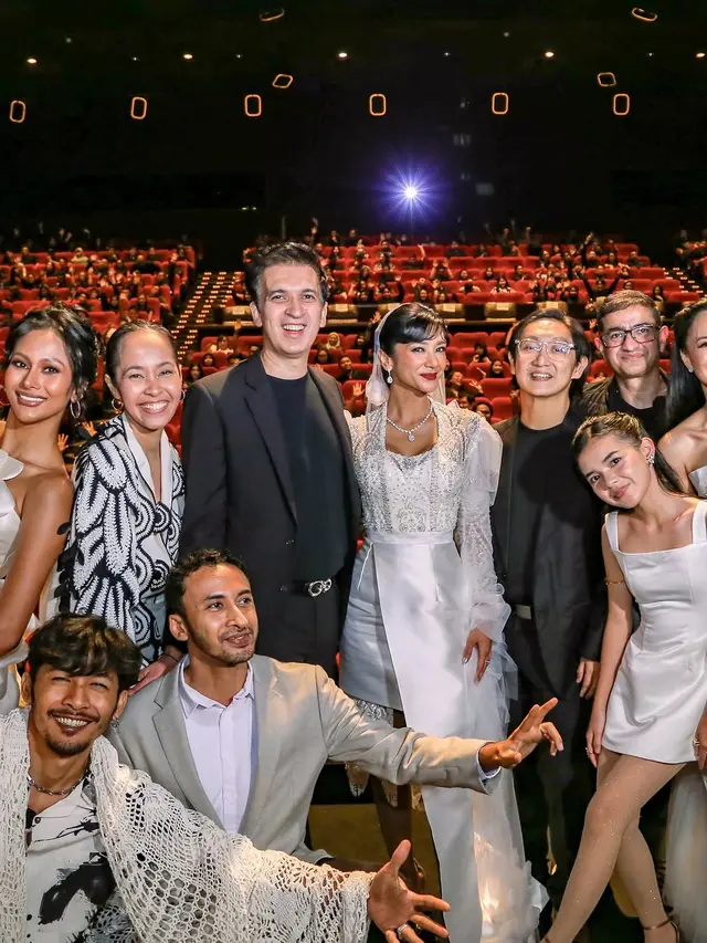 Berkebaya Putih Klasik, Tampilan Fanny Ghassani di Gala Premier Film SEBELUM 7 Hari Jadi Sorotan (credit: instagram/fannyghassani).