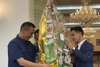 Rismon Sianipar Diberi Parsel dari Gibran Rakabuming Raka (Muhammad Radityo Priyasmoro/Liputan6.com)