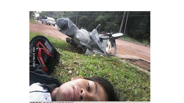 6 Ekspresi Senyum Pengendara Usai Jatuh dari Motor Ini Bikin Heran