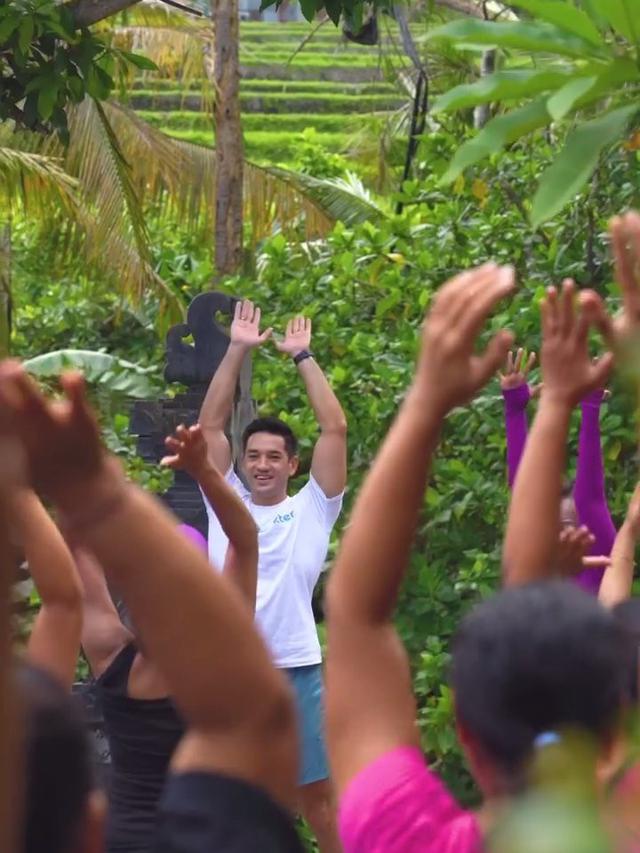 6 Potret Andrew White Jadi Instruktur Senam Ibu-Ibu Kompleks, Bikin Semangat