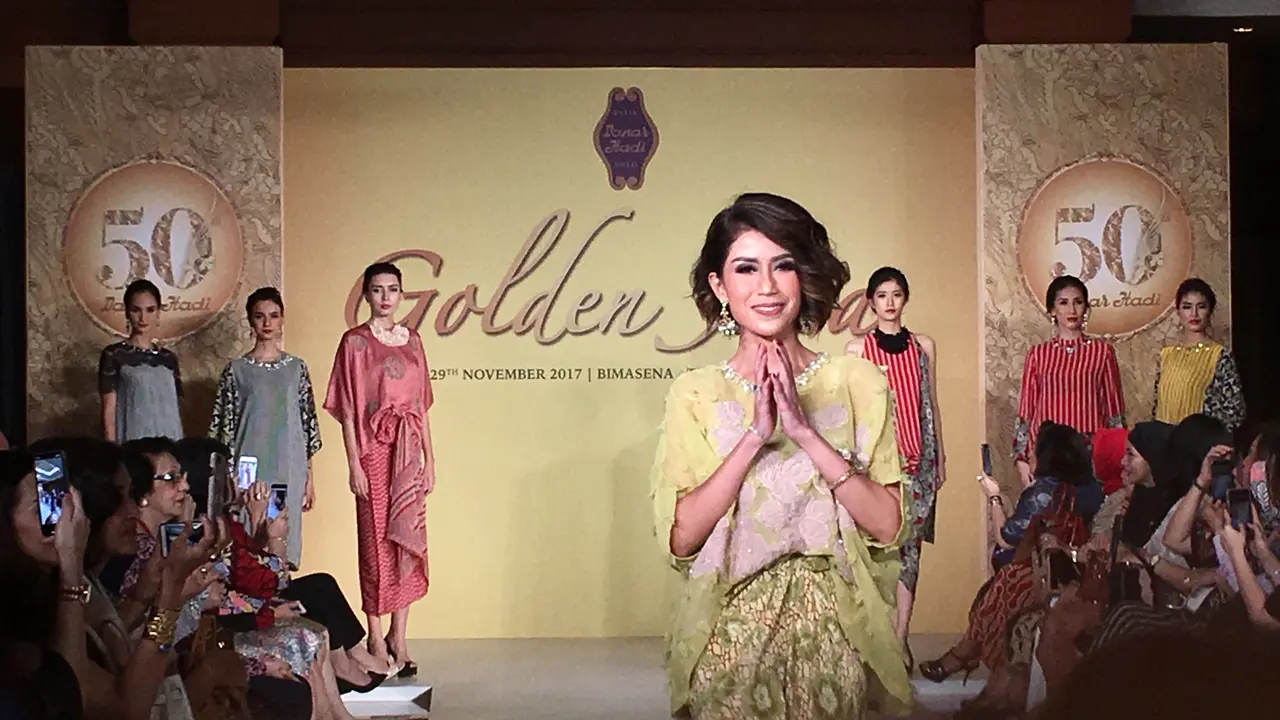 Fashion Show dalam Perayaan 50 Tahun Batik Danar Hadi Berkarya