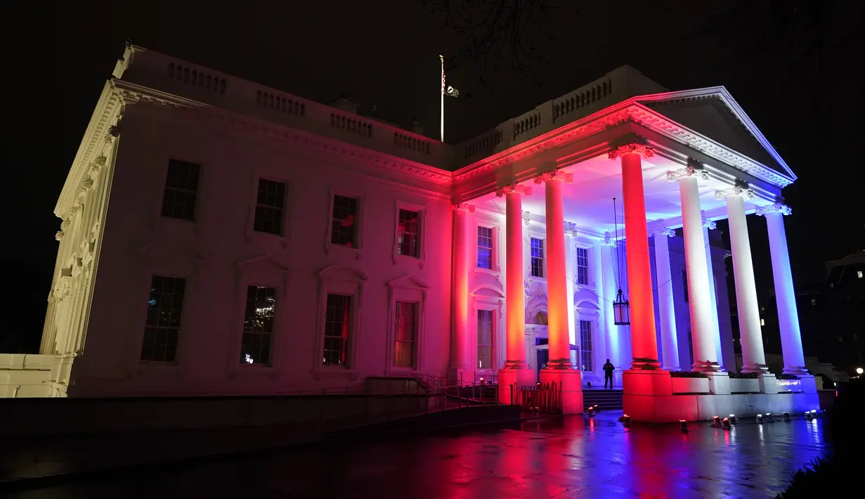 Serambi Utara Gedung Putih menyala merah, putih dan biru untuk mendukung Tim Olimpiade dan Paralimpiade Amerika Serikat (AS) di Washington, 3 Februari 2022. Olimpiade Musim Dingin Beijing 2022 berlangsung mulai 4 hingga 20 Februari. (AP Photo/Patrick Semansky)