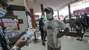 Petugas memeriksa sertifikat vaksinasi Covid-19 kepada pengunjung atau pedagang pasar grosir ITC Cempaka Mas, Jakarta, Rabu (4/8/2021). Pemerintah pusat mengizinkan kembali sejumlah pusat perbelanjaan grosir atau pasar rakyat untuk beroperasi pada masa PPKM Level 4. (merdeka.com/Iqbal S Nugroho)