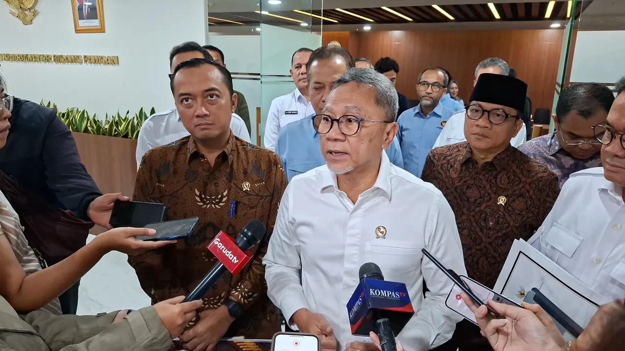 Menteri Koordinator Bidang Pangan, Zulkifli Hasan di Kantor Kemenko Pangan, Jakarta, Rabu (11/3/2026). (Liputan6.com/Arief)