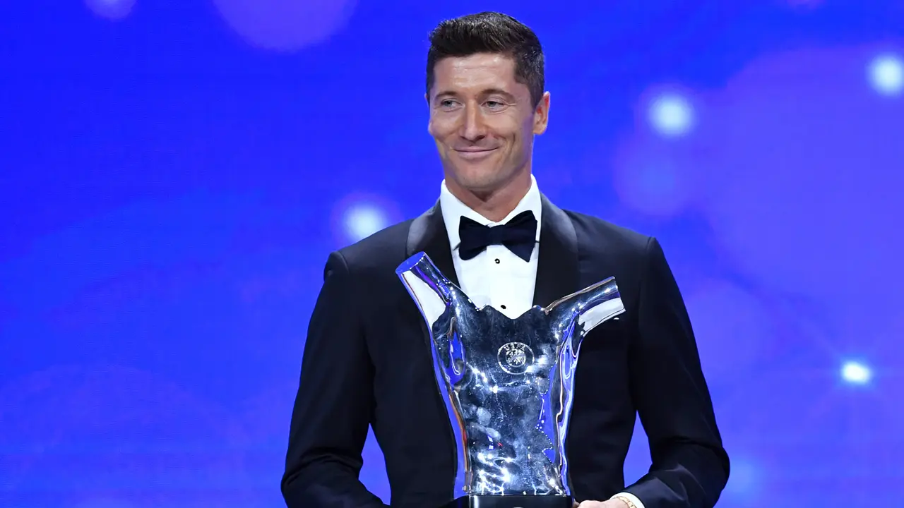 Robert Lewandowski Sabet Penghargaan Pemain Terbaik UEFA