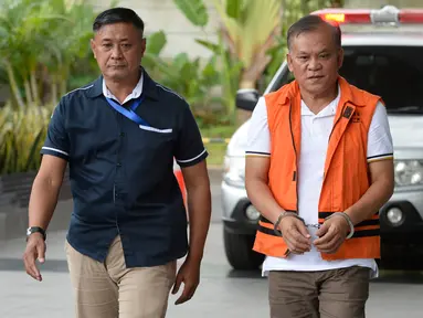 Direktur PT Rudi Jaya, Ibnu Ghofur (kanan) tiba untuk menjalani pemeriksaan di gedung KPK, Jakarta, Kamis (30/1/2020). Ibnu Ghofur diperiksa sebagai tersangka kasus dugaan pemberian suap kepada Bupati Sidoarjo terkait proyek infrastruktur di Pemerintahan Kabupaten Sidoarjo. (merdeka.com/Dwi Narwoko)
