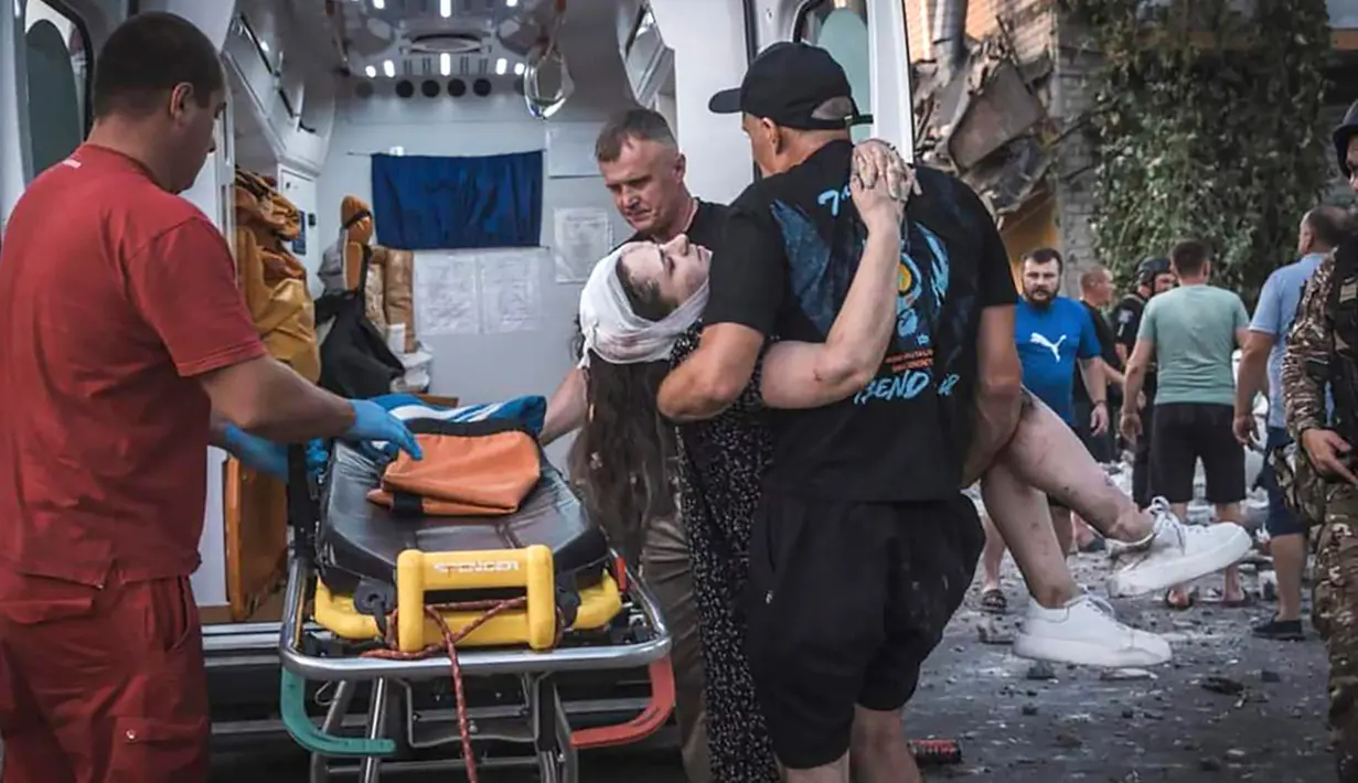 Klaim kedua belah pihak tidak dapat diverifikasi secara independen. (Ukrainian Emergency Service via AP Photo)