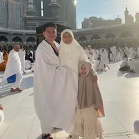 Potret Acha Septriasa umrah bareng suami Vicky Kharisma, dan putrinya Bridgia Kalina Kharisma. [Foto: Instagram/septriasaacha]