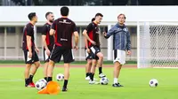 Alex Pastoor (paling kanan) tengah memeberikan instruksi saat sesi latihan Timnas Indonesia di Stadion Madya, Gelora Bung Karno, Jakarta, Sabtu (22/3/2025).
