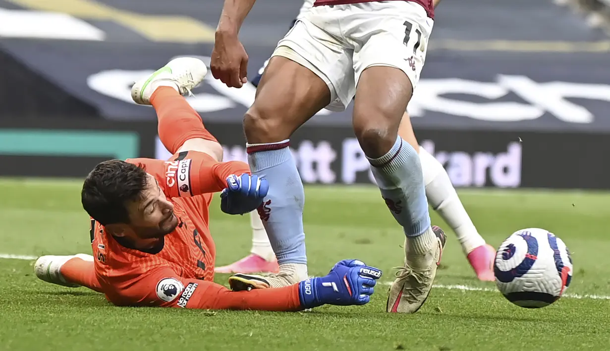 Kiper Tottenham Hotspur, Hugo Lloris berhasil menghalau bola dari kaki Aston Viila, Ollie Watkins dalam laga lanjutan Liga Inggris 2020/2021 pekan ke-37 di Tottenham Hotspur Stadium, Rabu (19/5/2021). Tottenham kalah 1-2 dari Aston Villa . (AP/Daniel Leal-Olivas/Pool)
