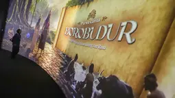 Pengunjung melihat-lihat pameran imersif Purwacarita Borobudur di Galeri Indonesia Kaya, Jakarta, Selasa (1/9/2026). Pertunjukan tersebut memadukan proyeksi visual, teater imersif, dan teknologi Ethical AI untuk menghadirkan kembali kisah sejarah serta kosmologi Candi Borobudur. (KLY/Budy Santoso)