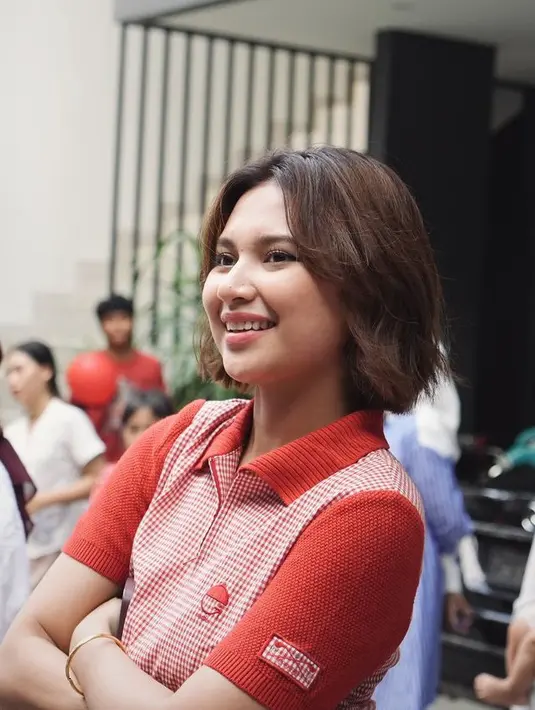 Rambut pendek di atas bahunya tersebut pun ditata dengan model wavy. Tampilan terbaru Indah ini pun tampak lebih fresh dan awet muda sesuai dengan wajahnya. [@indahpermatas]