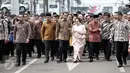Presiden Jokowi dan Megawati Soekarnoputri berjalan kaki menuju situs penjara Banceuy usai puncak perayaan peringatan Hari Pancasila di Gedung Merdeka, Bandung, Rabu (1/6). Penjara itu pernah jadi tempat penahanan Bung Karno. (Liputan6.com/Faizal Fanani)