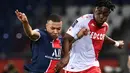 <p>Penyerang Paris Saint-Germain (PSG), Kylian Mbappe berebut bola dengan bek AS Monaco, Axel Disasi (kanan) pada laga pekan ke-26 Liga Prancis di Parc des Princes, Senin (22/2/2021) dini hari WIB. PSG menelan kekalahan di kandangnya sendiri dengan skor 0-2 atas Monaco. (FRANCK FIFE/AFP)</p>