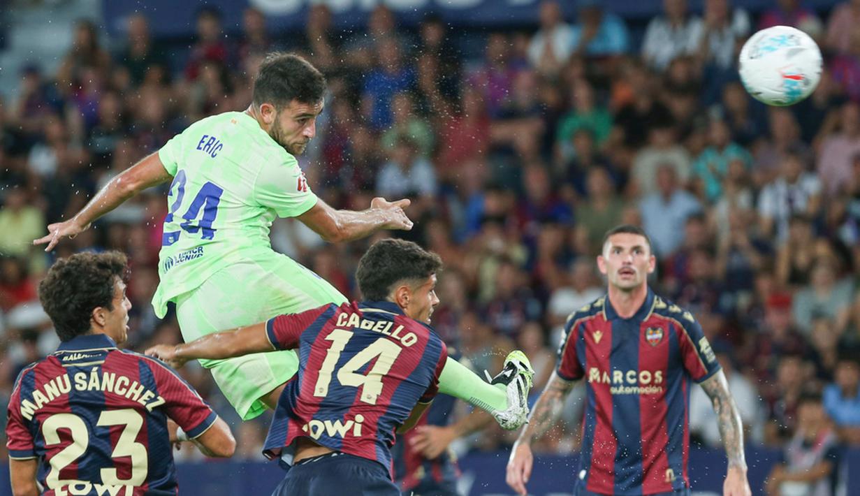 Pemain Barcelona, Eric Garcia, melepaskan tandukan kepala saat melawan Levante pada jornada kedua La Liga 2025/2026 di Estadio Ciudad de Valencia, Minggu (24/8/2025) dini hari WIB. (AP Photo/Alberto Saiz)