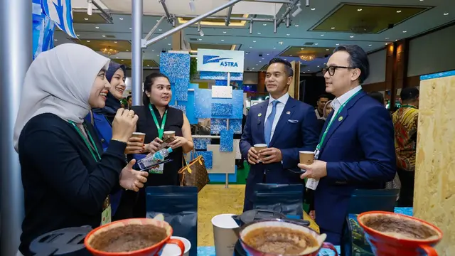 Ketua Umum KADIN Indonesia Anindya Bakrie didampingi Chief of Corporate Affairs Astra Boy Kelana Soebroto, mengunjungi booth Kopi Legenda yaitu kopi petani lokal binaan Desa Sejahtera Astra yang hadir di ISF 2025. (Foto: Astra)