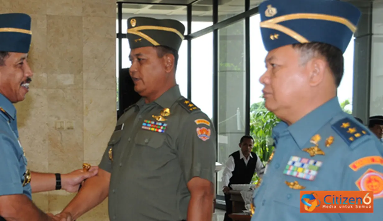 Citizen6, Cilangkap: Panglima TNI Laksamana TNI Agus Suhartono memberi selamat kepada 22 perwira tinggi (Pati) yang telah mendapat kenaikan pangkat. (Pengirim: Badarudin Bakri)