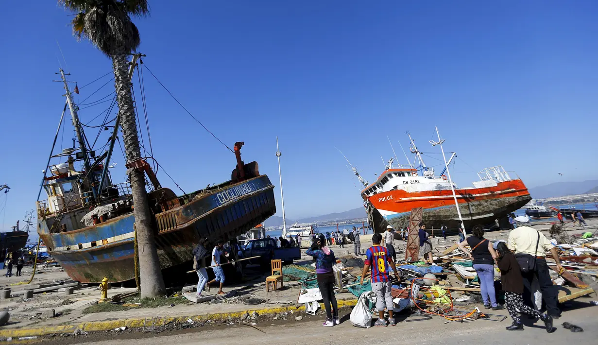 Kapal besar berada di daratan usai Tsunami setinggi empat meter melanda Kota Coquimbo, Chile (17/9/2015). Gempa yang menewaskan sekitar sepuluh orang dan memaksa satu juta orang mengungsi dari rumah mereka ke dekat pantai. (REUTERS/Ivan Alvarado)