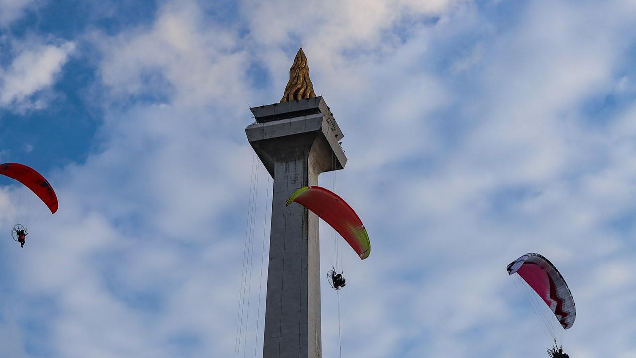 VIDEO: Prabowo Terpukau, Lihat Aksi Penerjun Hiasi Langit Monas Saat HUT Bhayangkara