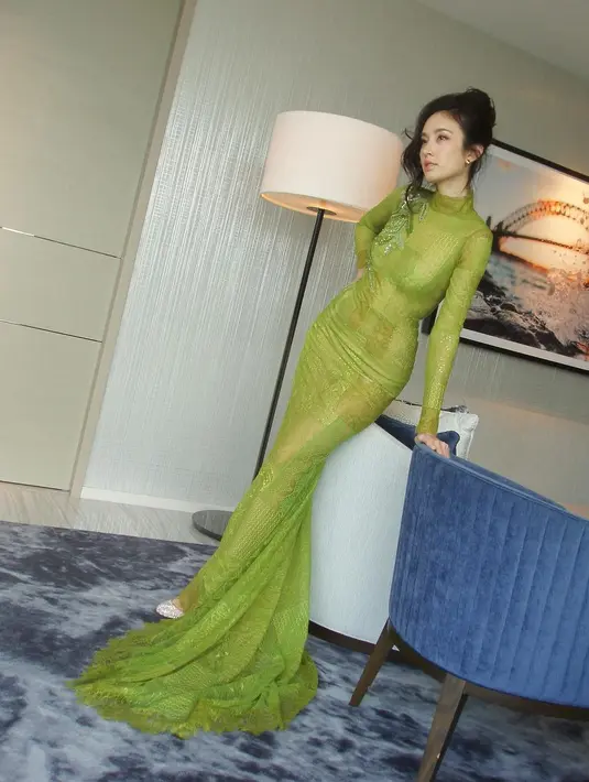 Mengenakan gaun panjang transparan hijau, Nong Poy tampil dengan dua look yang berbeda [@alexandul]