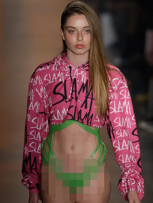 Model memperagakan kreasi busana karya Amir Slama dalam Sao Paulo Fashion Week di Brasil, (16/3). Perancang busana asal Brasil ini menampilkan kreasi pakaian renang yang berkilau dan seksi. (AP Photo / Andre Penner)