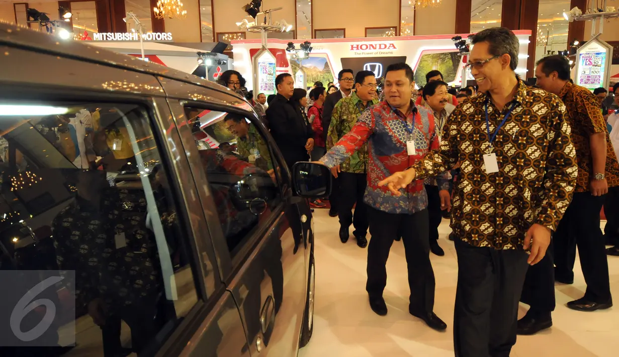 Dirjen Industri Logam, Mesin, Alat Transportasi dan Elektronika Kementrian Perindustrian, I Gusti Putu Suryawirawan (kanan) meninjau Jakarta Auto Show 2015, Rabu (28/10/2015). Pameran berlangsung hingga 1 November 2015. (Liputan6.com/Helmi Fithriansyah)
