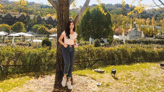 Untuk look yang lebih simple, beauty vlogger ini tampil dengan kaos polos yang cocok dipadukan dengan celana jeans abu-abu dan sneakers putih. (Liputan6.com/IG/@abellyc)