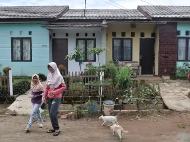 Warga melintas di depan perumahan bersubsidi Green Citayam City, Bojong Gede, Bogor, Selasa (18/2/2020). Real Estate Indonesia mencatat Masyarakat Berpenghasilan Rendah untuk tahun 2020 membutuhkan sekitar 260 ribu unit rumah dengan nilai subsidi mencapai Rp29 triliun. (merdeka.com/Iqbal S Nugroho)