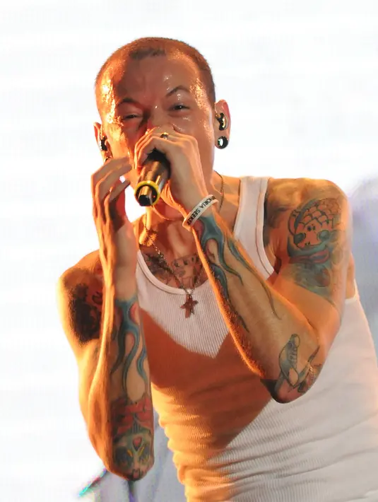 Vokalis 41 tahun itu meninggalkan enam orang anak dari dua wanita yang dinikahinya. Kematian secara mengenaskan itu mengejutkan banyak pihak. Apalagi, grup musik rock itu pernah menyambangi Indonesia dua kali. (Bambang E. Ros/Bintang.com)