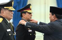 VIDEO: Momen Sakral Prabowo Sematkan Jenderal Kehormatan ke Ahmad Dofiri & Djamari Chaniago